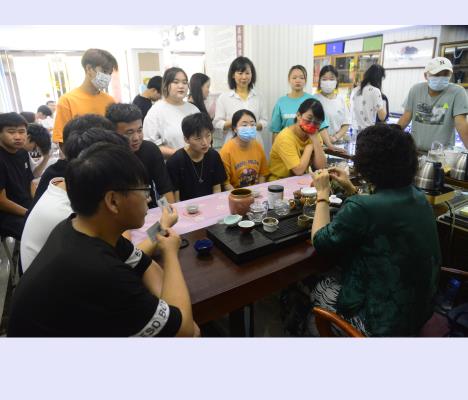 淮南聯合大學寶玉石鑒定與營銷專業師生  在淮南立春珠寶行進行實踐教學活動