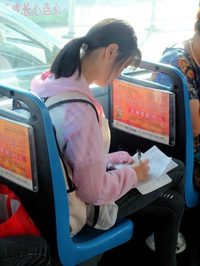 公交車上的考生<手機抓拍.>