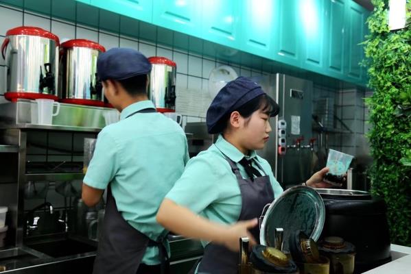 自主創業，顧客盈門……