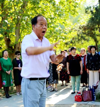 齊唱紅歌迎國慶......