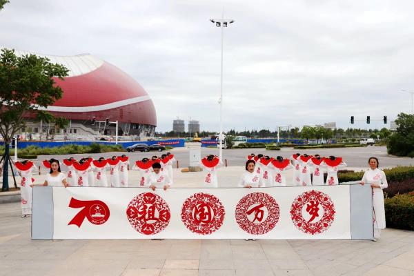淮南市傳統(tǒng)服飾文化協(xié)會(huì)歌唱《我和我的祖國(guó)》]