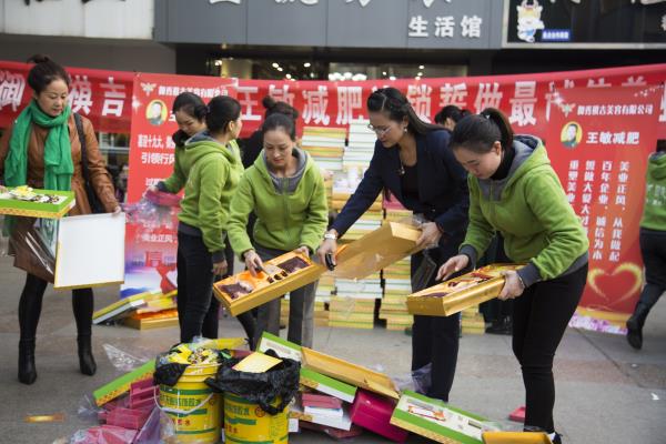 女老板自毀20余萬產品為哪般？