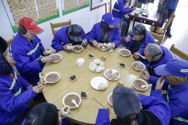 臘八送溫暖 情系環衛工