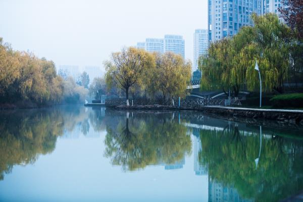 漫步匡河岸邊，欣賞秀麗的景色，呼吸新鮮空氣 。