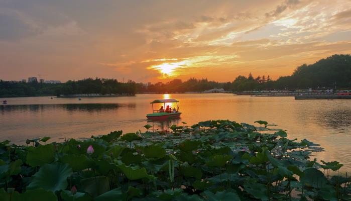 夕照龍湖