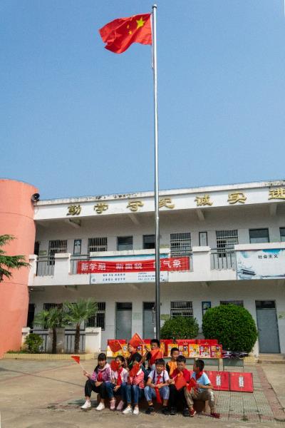 心系貧困留守兒童，國慶.中秋攝影師二道河小學獻愛心