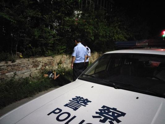 醉漢路邊呼呼大睡，警察看護(hù)聯(lián)系家人