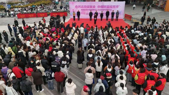 我市昨日舉行大型女性職業招聘會暨產品展示會