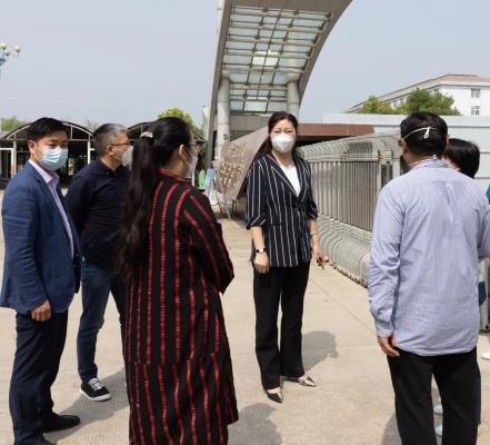 同心抗疫 情暖后方  ——淮南市政協(xié)委員、市女書法家協(xié)會李靜主席等人慰問我院一線抗疫醫(yī)護(hù)人員