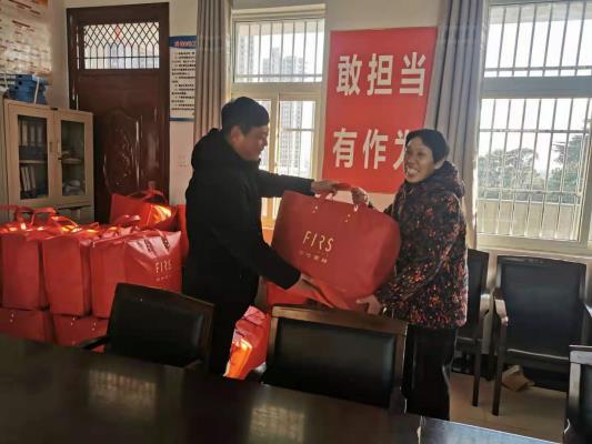 七律：贊中心校慰問退休教師