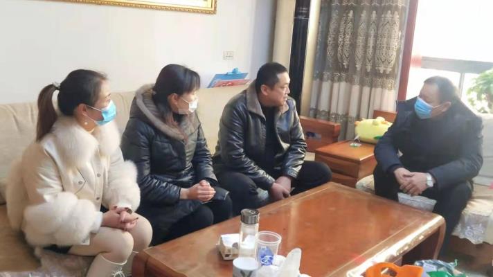 謝郢社區攜金地華府物業節前慰問病患者家庭