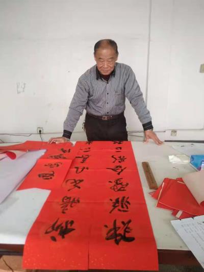 阮仁鵬義務為群眾寫春聯。