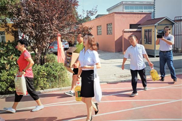 市慈善協會組織市飛魚愛心協會和市悠然花毽俱樂部獻愛心