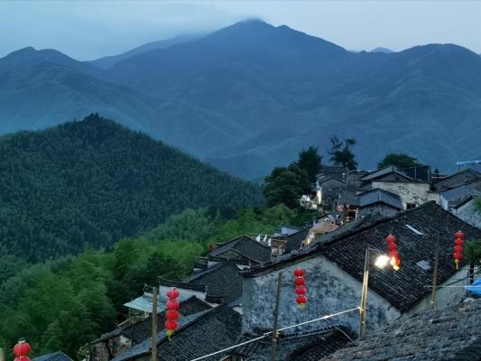 云端上的村落  (攝影/李維煥　配詩/幽蘭)