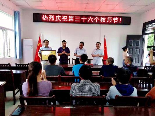 壽縣雙廟集鎮領導深入學校看望慰問教職工