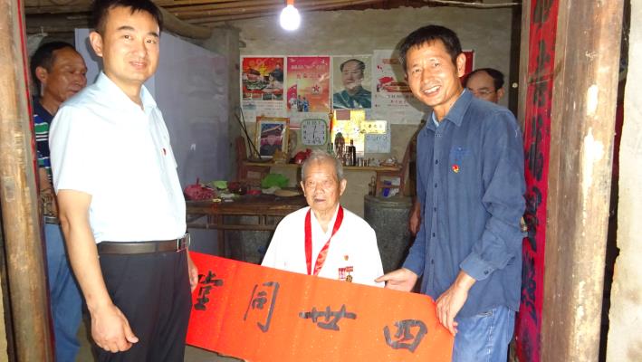 著名書法家李多來揮毫潑墨慰問“光榮在黨50年”老黨員