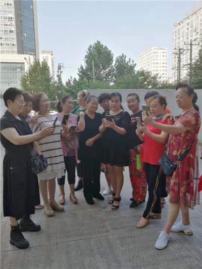 田家庵區關工委輔導“五老” 志愿者注冊使用安康碼和學習疫情防控知識
