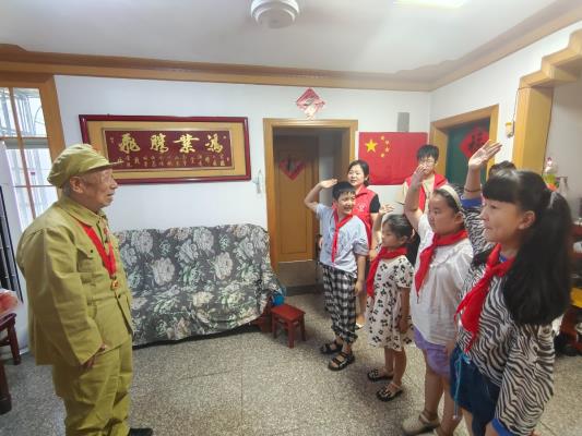 致敬老兵傳薪火 童心厚植愛國情