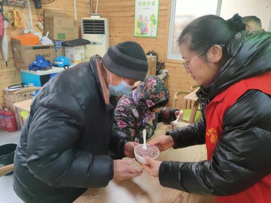 臘八節送粥暖民心