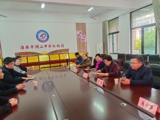 田家庵區(qū)關(guān)工委攜手民企向曹嶺湖中學(xué)捐贈環(huán)保桌椅