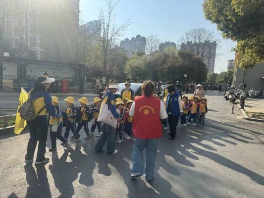 田家庵區(qū)朝陽街道銀鷺社區(qū)關(guān)工委攜手幼兒園開展“綠書簽”活動