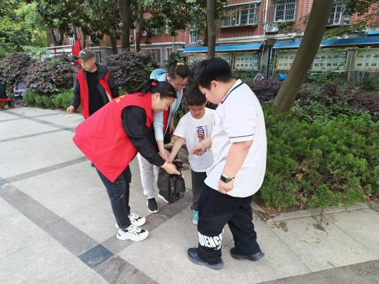 小手拉大手  勞動最光榮