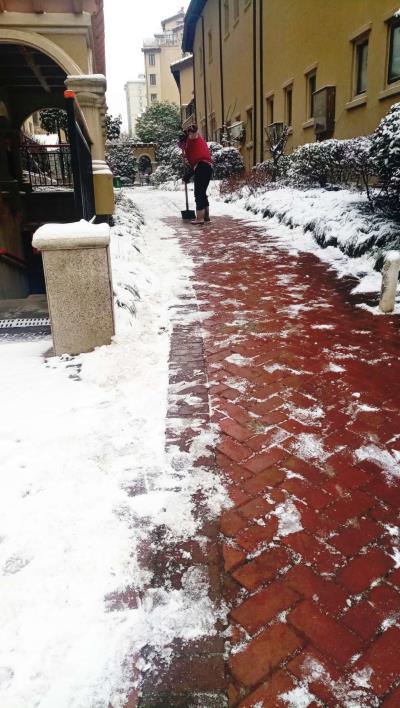 鏟雪工人辛苦了