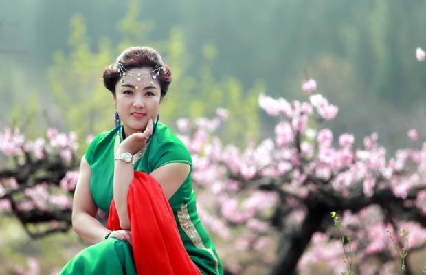 桃花盛開佳人俏