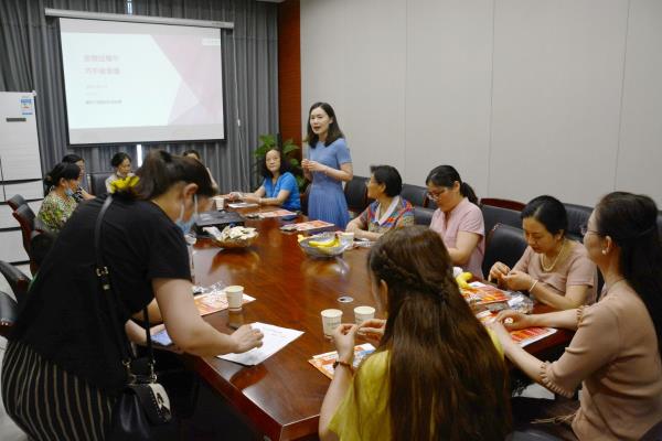 徽行廣場路支行舉辦“濃情過端午··巧手做香囊”DIY活動