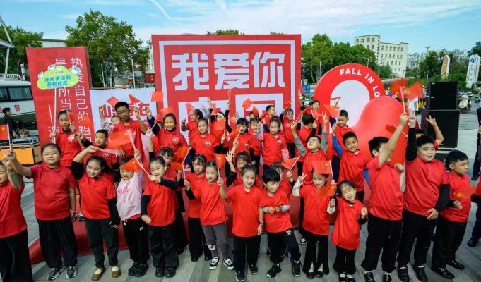 淮南金話筒藝術培訓學校舉行“我愛你祖國”千人朗誦活動