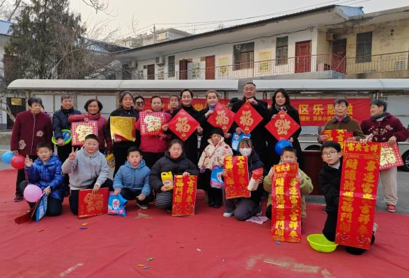 東華實業洞泉物業辦與小區業主舉辦趣味聯歡活動
