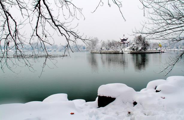 雪中龍湖更嫵媚