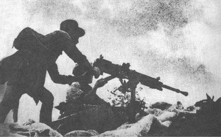16新四軍戰士在戰斗中_副本.jpg