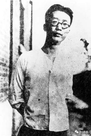 1927年“八七”會議前人瞿秋白在武漢中央機關門口留影.jpg