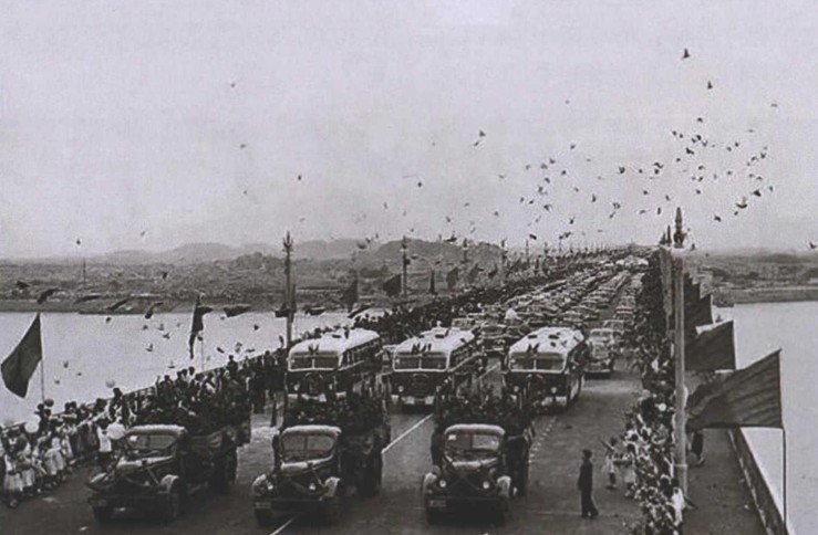 1957年10月武漢長江大橋通車典禮.jpg