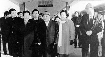 1992年1月鄧小平巡視南方，在武昌火車站和省、武漢市負責同志親切交談.jpg