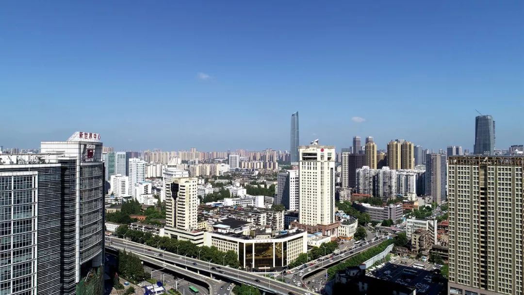 2018年8月，漢口航空路立交橋上車輛不僅多了N倍，旁邊的高樓房屋也多得數不清.jpeg