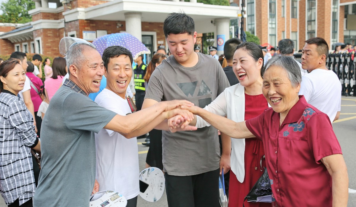 《家國情懷----祖孫三代為高考加油》A17A6494_調整大小.JPG