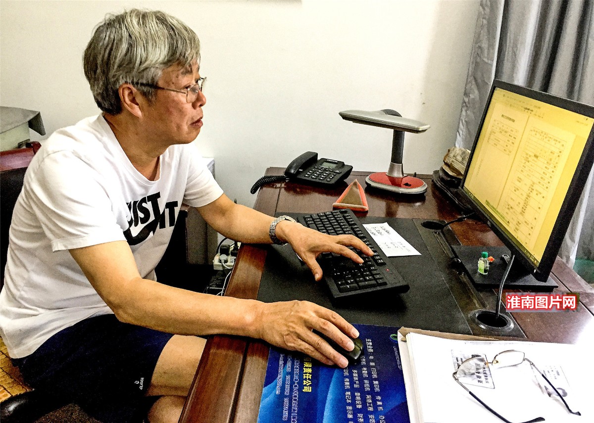《“一生一事”》壽縣雙廟集鎮萬前進2021年6月22日攝于壽縣孔廟,壽縣攝協主席孟偉,一生一事從事攝影,更是把全部心血用于攝協會員的培訓教學,尤其他著的《壽州陽春》攝影作品集,為攝影愛好者及攝影人、攝影師提供了規范學習示范、少走彎路。 手機:15855949162_副本_副本.jpg