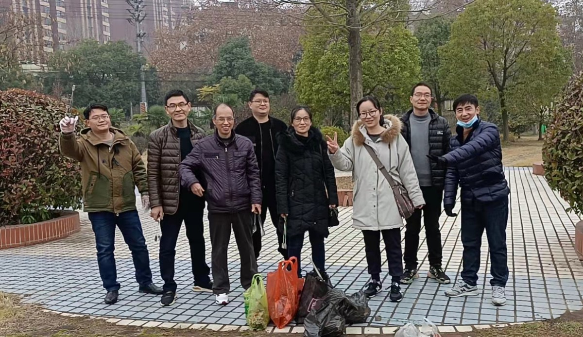 2老師們與自己的“戰果”合影.jpg 2老師們與自己的“戰果”合影.jpg