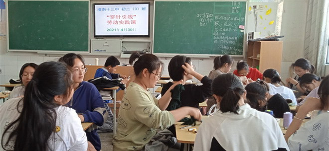 6學生開展穿針引線實踐活動.jpg 6學生開展穿針引線實踐活動.jpg