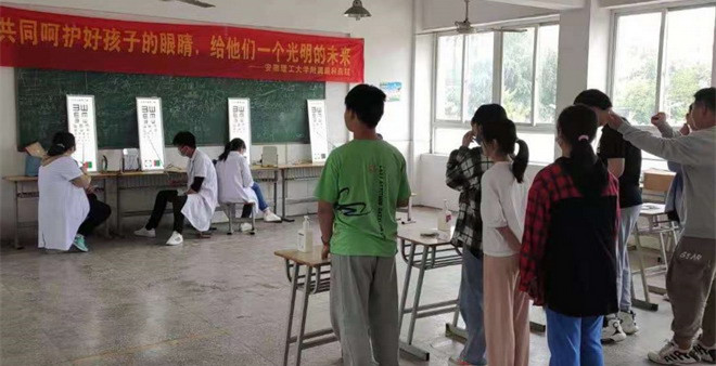 6我校對學生進行視力監測與篩查.jpg 6我校對學生進行視力監測與篩查.jpg
