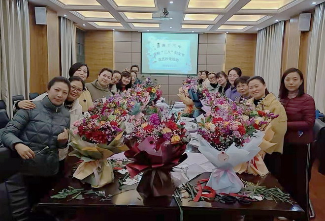 8我校舉辦慶祝“三八”婦女節花藝沙龍活動,大家與自己的作品紛紛留影.jpg 8我校舉辦慶祝“三八”婦女節花藝沙龍活動,大家與自己的作品紛紛留影.jpg