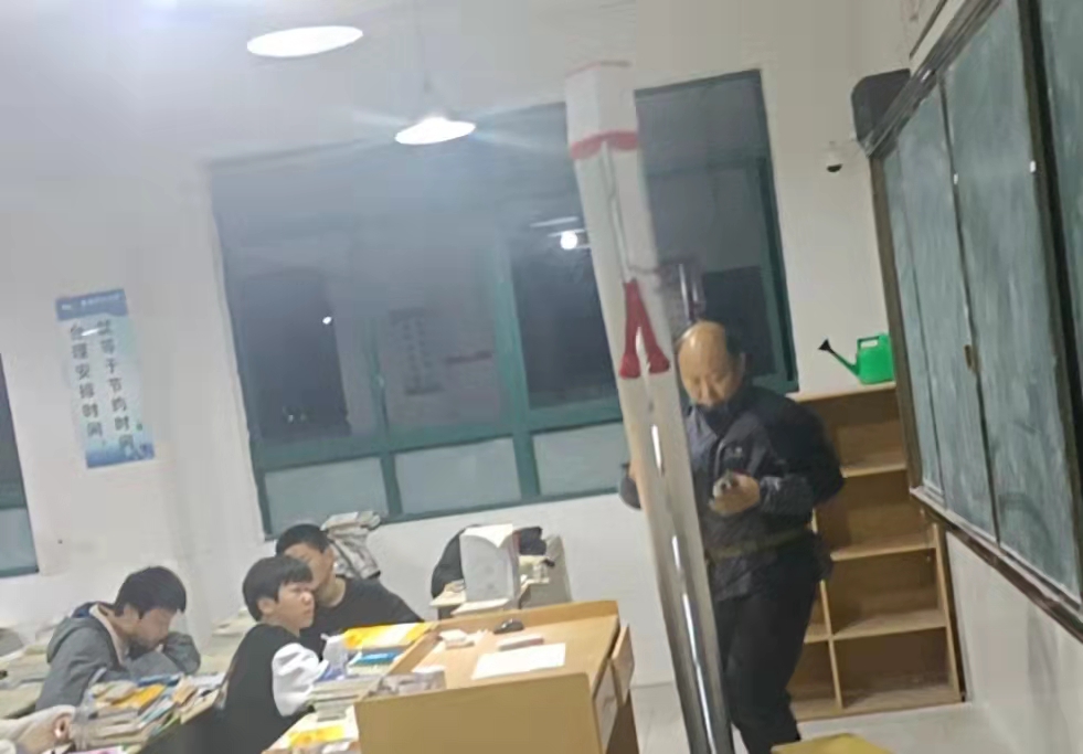 10楊傳龍在更換燈泡.jpg 10楊傳龍在更換燈泡.jpg