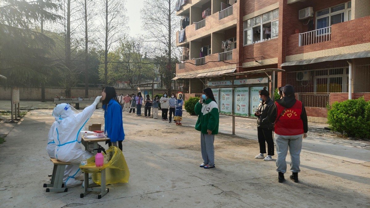 疾控人員到校為滯留學生做核酸檢測.jpg 疾控人員到校為滯留學生做核酸檢測.jpg