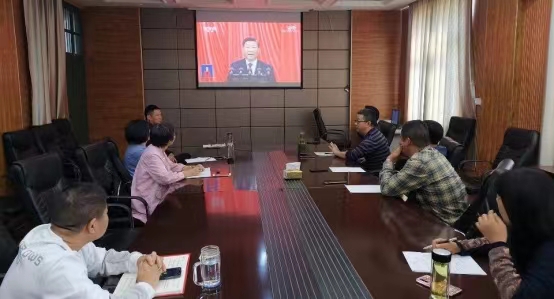 1-1學校領導班子成員和中層黨員干部在會議室集中觀看黨的二十大開幕會.jpg 1-1學校領導班子成員和中層黨員干部在會議室集中觀看黨的二十大開幕會.jpg