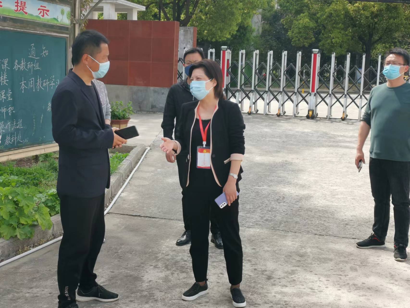 3-1市教體局紀檢監察組楊燕組長(中)督查我校疫情防控工作.jpg 3-1市教體局紀檢監察組楊燕組長(中)督查我校疫情防控工作.jpg
