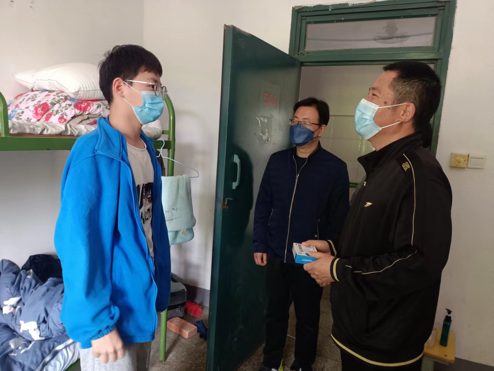 3-3陳國武校長(右)、劉濤副校長(中)一行看望留校學生.jpg 3-3陳國武校長(右)、劉濤副校長(中)一行看望留校學生.jpg