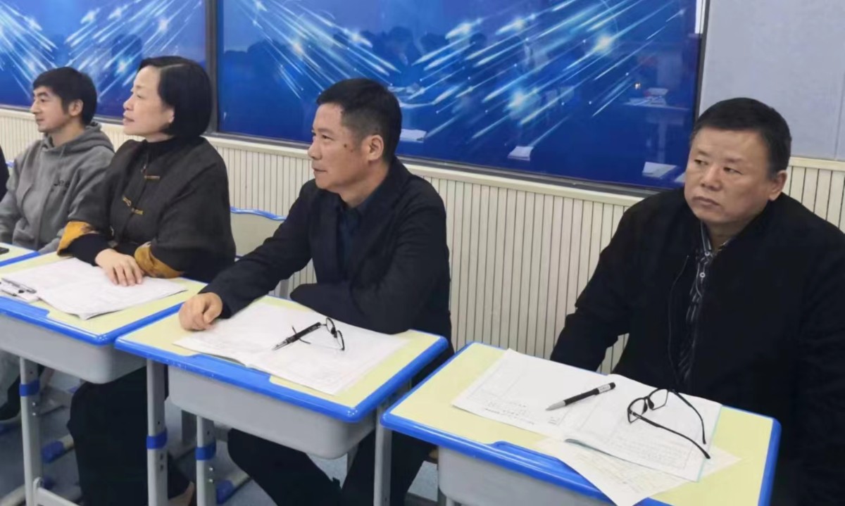 5-2陳國武校長(右二)、符寶珍副校長(左二)在認真聽課.jpg