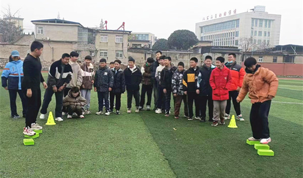 7-1淮南十三中開展心理健康戶外拓展活動.jpg 7-1淮南十三中開展心理健康戶外拓展活動.jpg